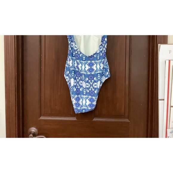 VENUS swim suit gently used size 8 Blanc V Neck style - Picture 4 of 6